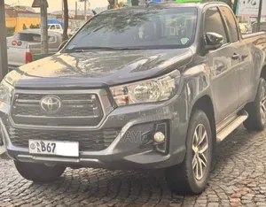 Photo - Toyota Hilux 2020 Gray