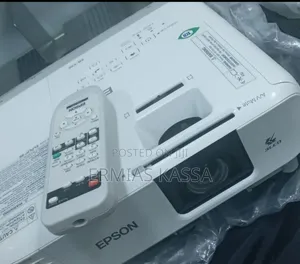 BRAND NEW EPSON Projector Has Remote