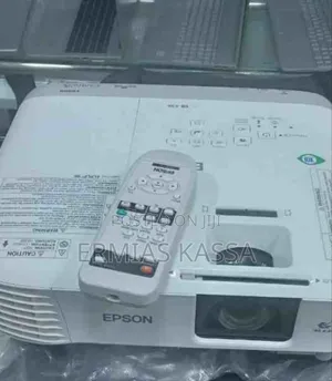 BRAND NEW EPSON Projector Has Remote