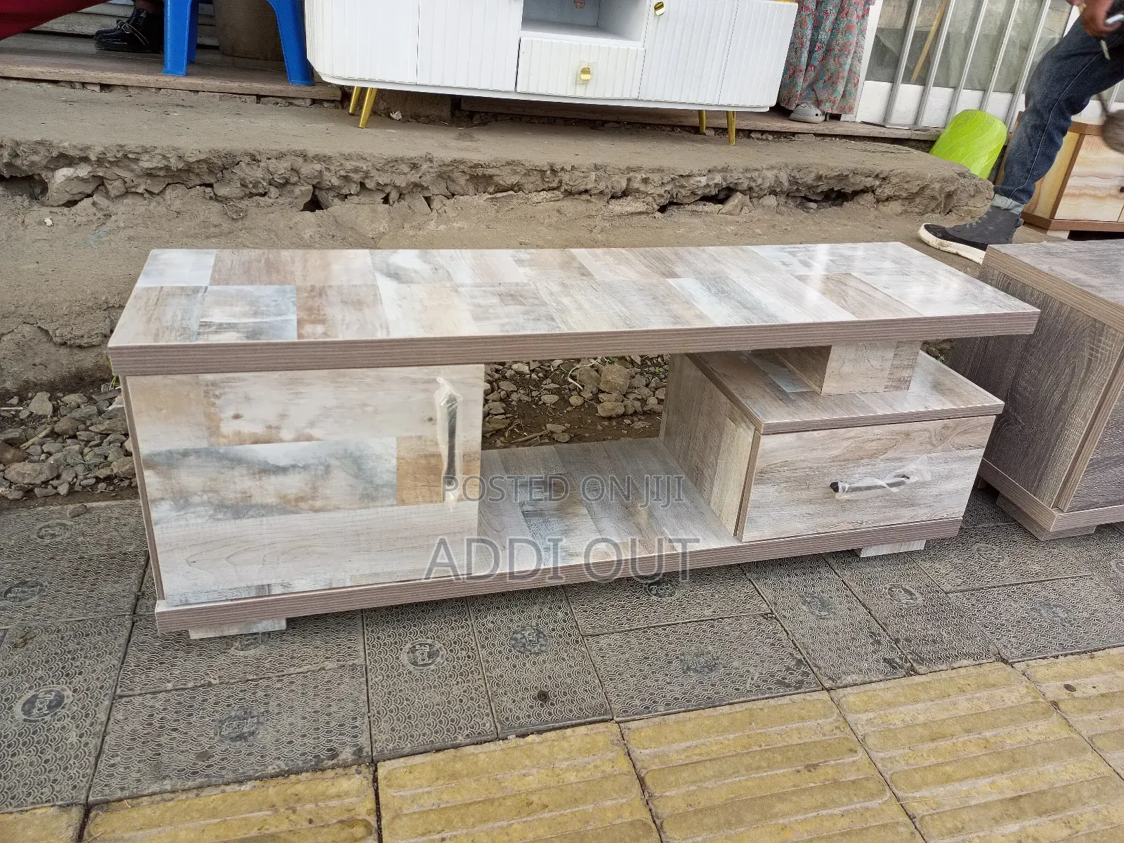 1.20 ቲቪ ስታንድ