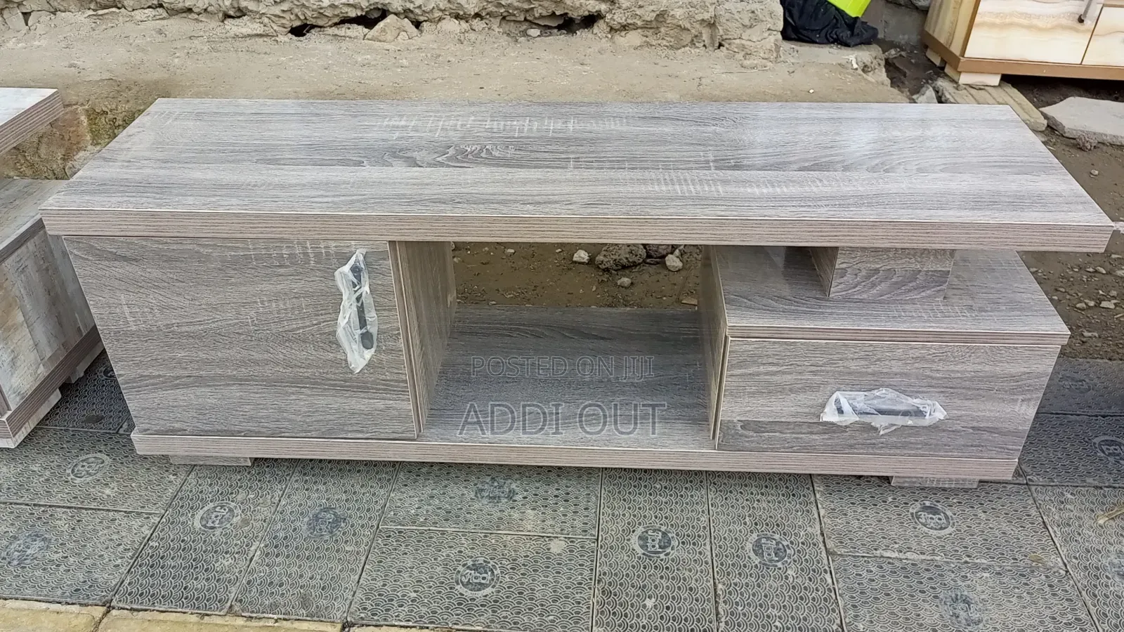 1.20 ቲቪ ስታንድ