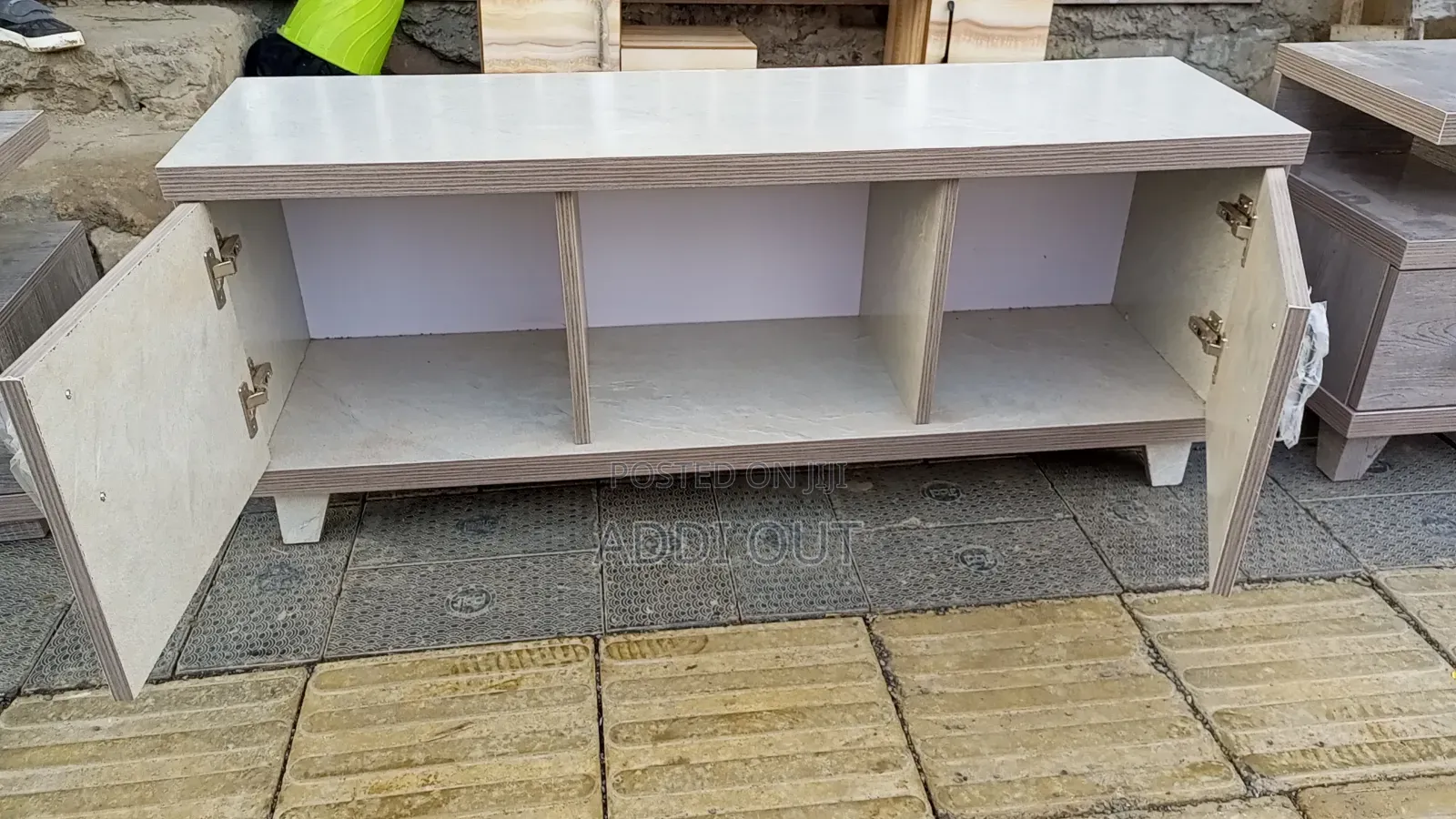 1.20 ቲቪ ስታንድ