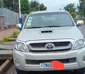 Photo - Toyota Hilux 2.5 D-4D 4X4 SRX 2010 Gold