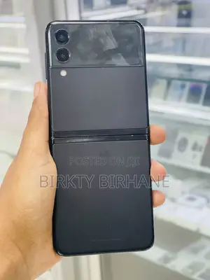 Photo - New Samsung Galaxy Z Flip 3 256 GB Black