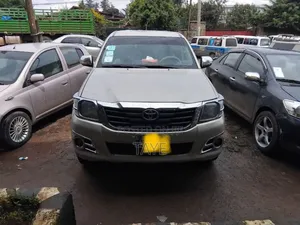 Photo - Toyota Hilux 2013 Silver