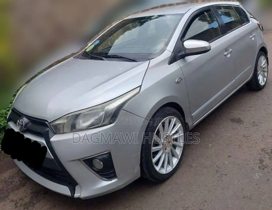 Toyota Yaris SE Hatchback 5dr 2015 Silver