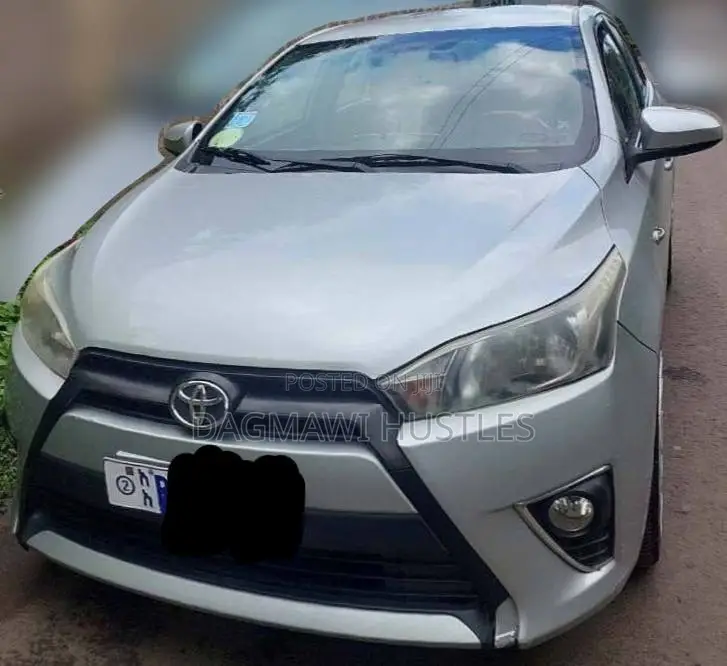 Toyota Yaris SE Hatchback 5dr 2015 Silver