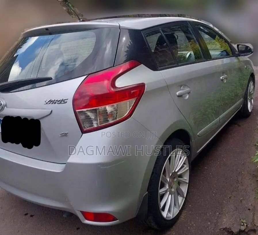 Toyota Yaris SE Hatchback 5dr 2015 Silver