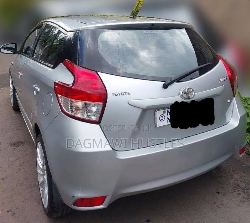 Toyota Yaris SE Hatchback 5dr 2015 Silver