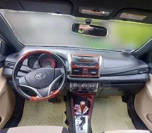 Toyota Yaris SE Hatchback 5dr 2015 Silver