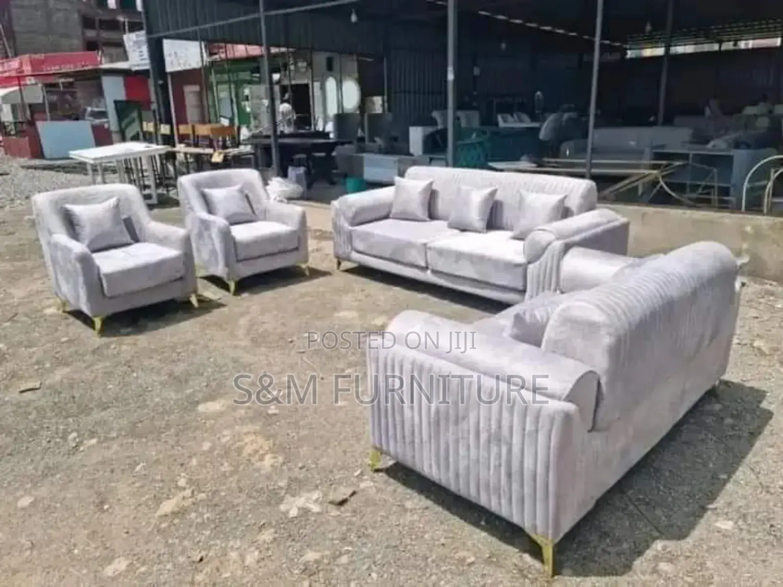 Classic Living Room Sofa With Aluminium Legs