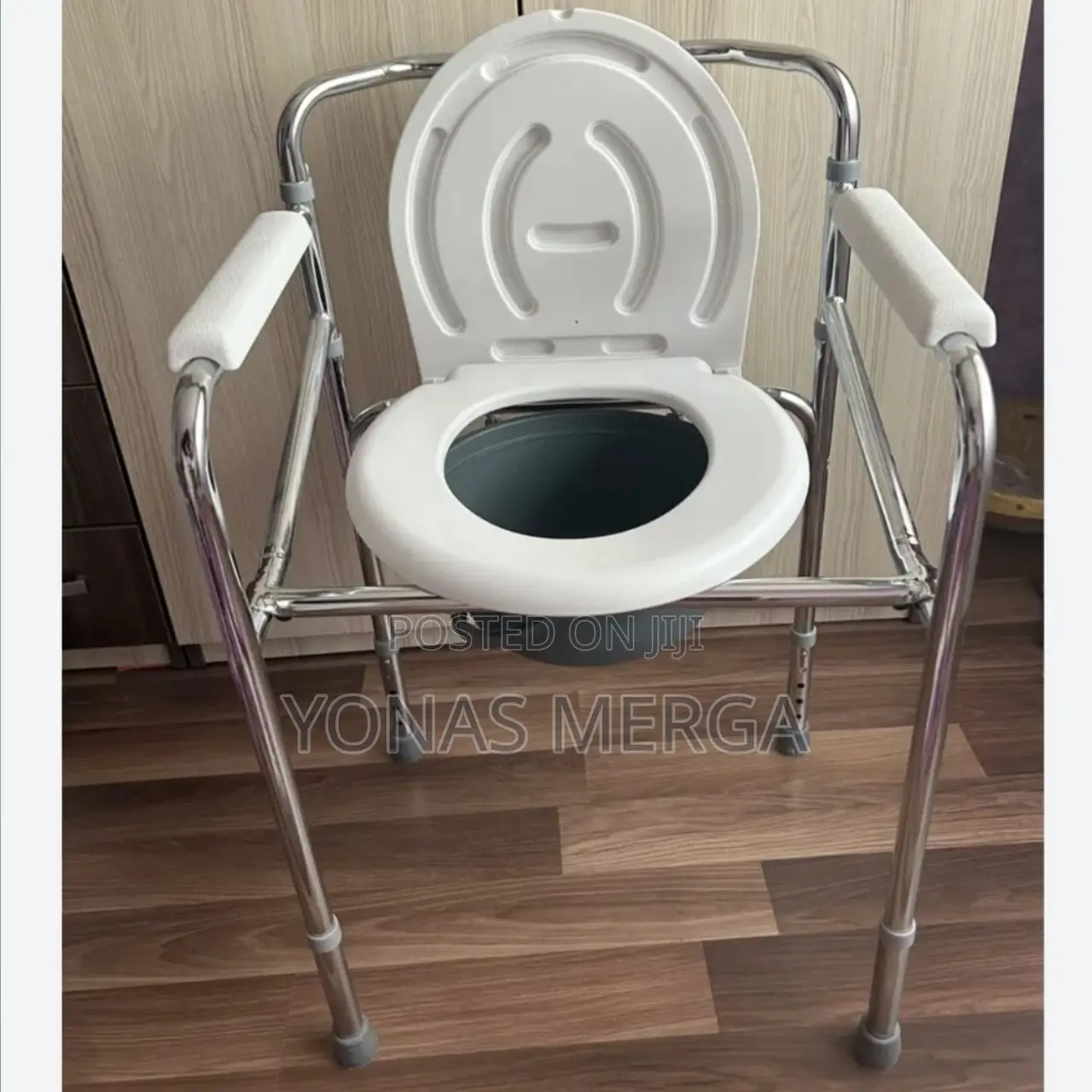 Commode Chair/Popo Waterproof, Anti-Skid, Removable Bucket