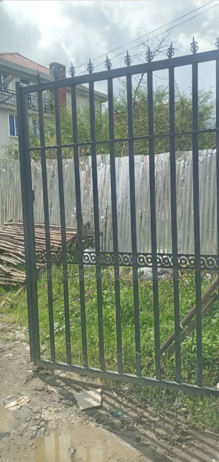 አስቸኳይ የሚሸጥ አያት ቤቶች ሰርቢስ 500 ካሬ ኮምፓውንድ ከሁለት የሚቆረጥ