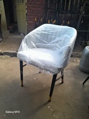 Photo - የሆቴል የካፌ የሥጋ ቤት የባር ወምበርና ጠረጼዛ