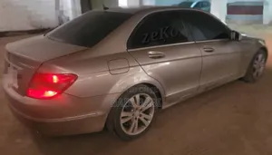 Mercedes-Benz C200 2009 Gold