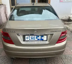 Mercedes-Benz C200 2009 Gold