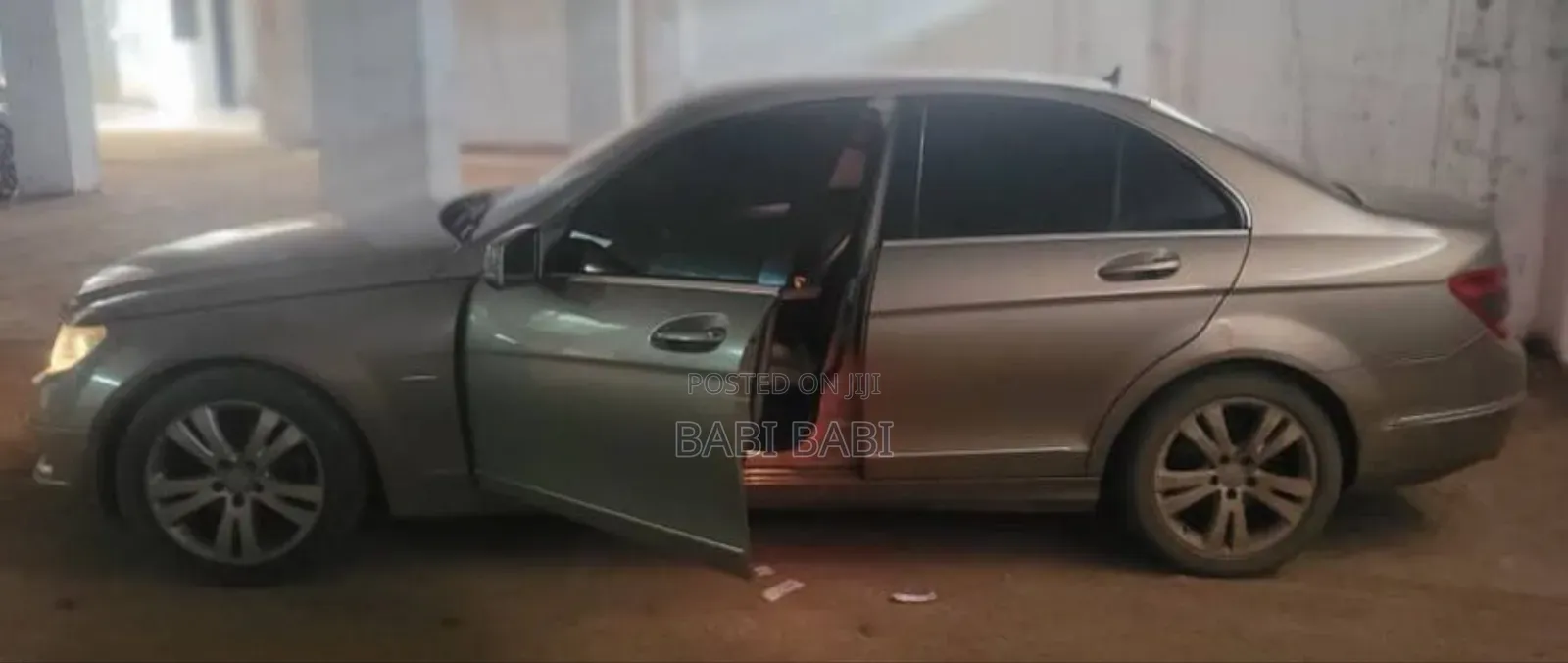 Mercedes-Benz C200 2009 Gold