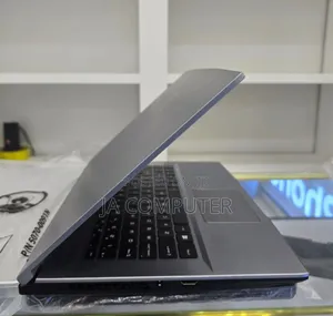 New Laptop MSI Creator 17 B11ug-414 16GB Intel Core I7 SSD 512GB