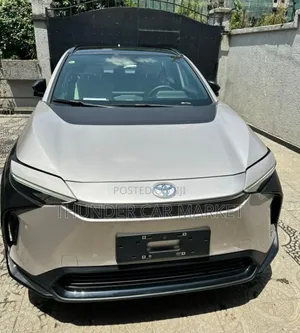 Photo - Toyota bZ4X 2023 Gold