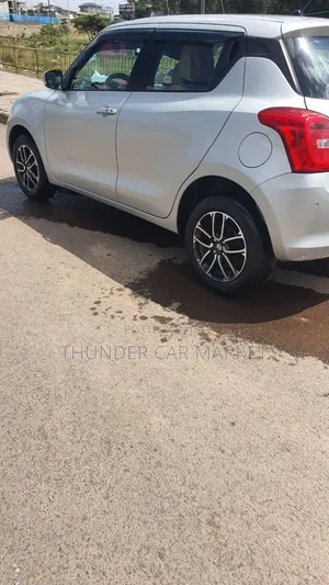 Suzuki Swift 2023 Silver