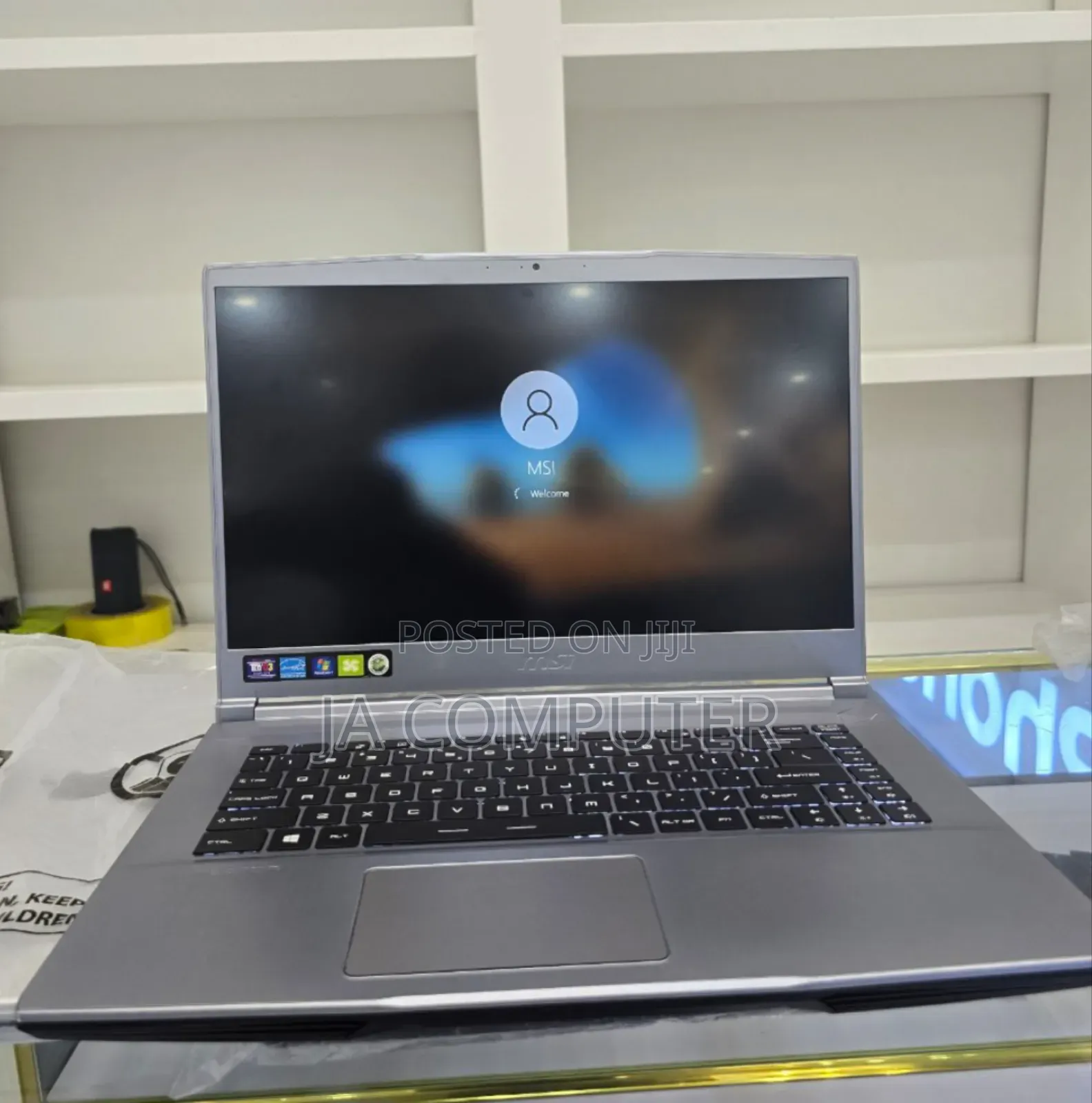 New Laptop MSI Creator 17 B11uh-416 16GB Intel Core I7 SSD 512GB