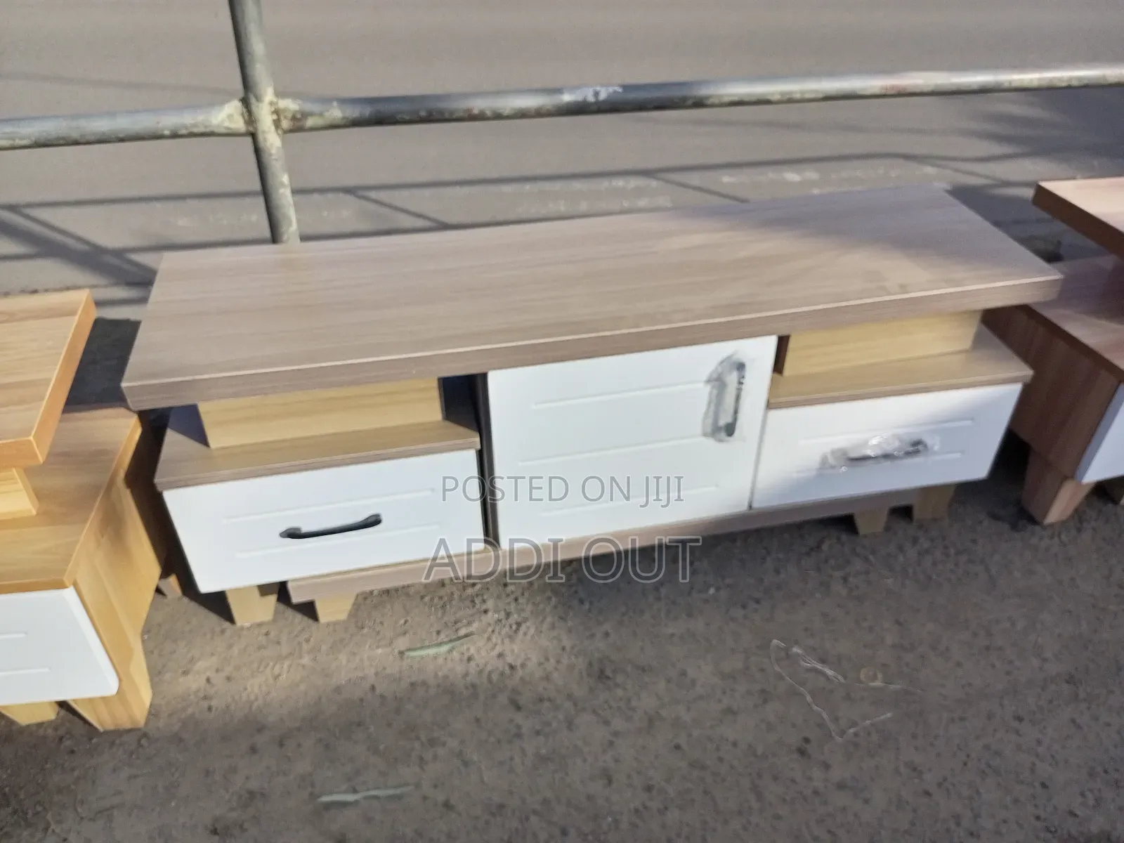 1.20 ቲቪ ስታንድ