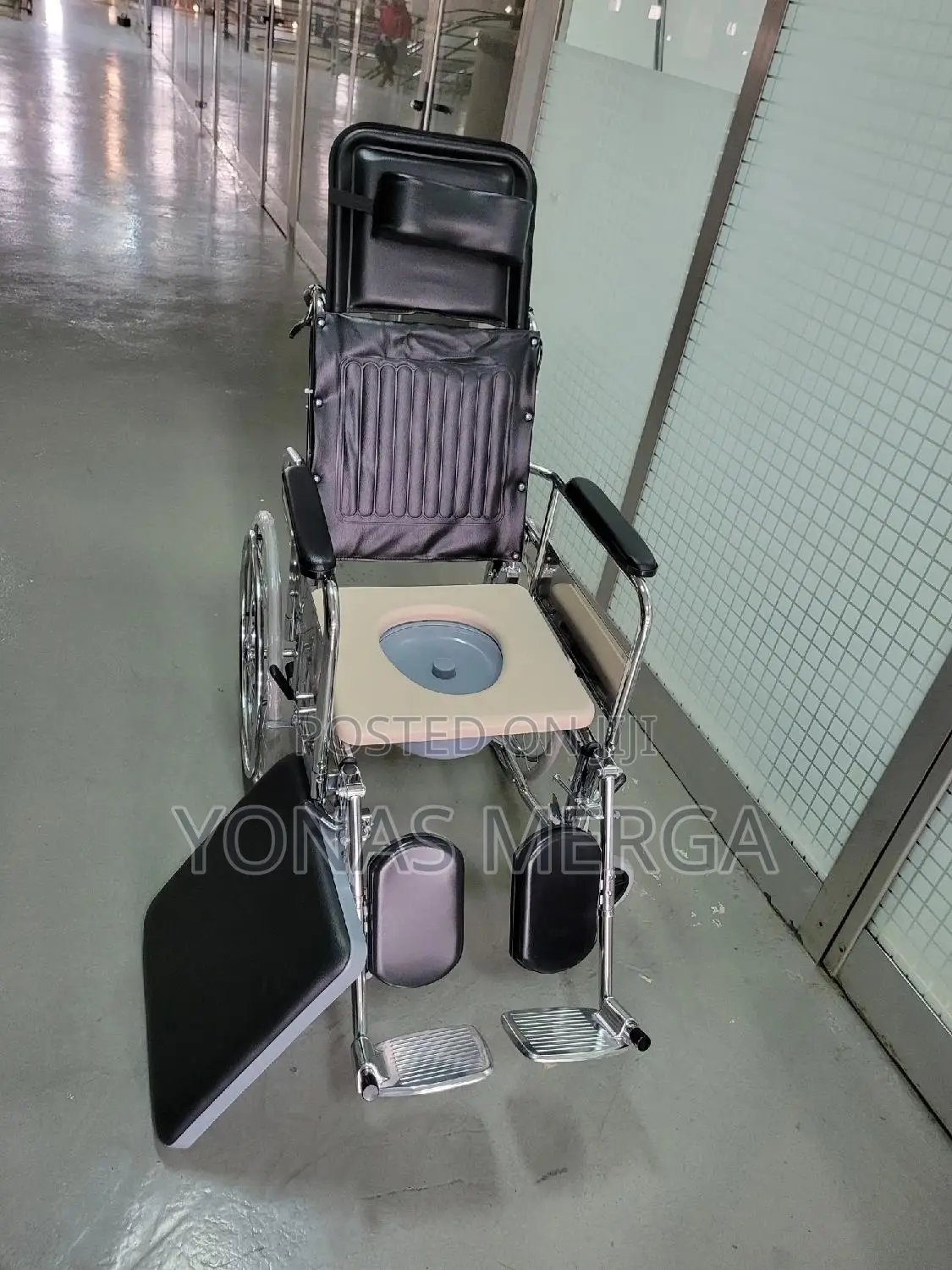 Wheelchair Toilet Pot,Detachable Armrest Swing-Away Footrest