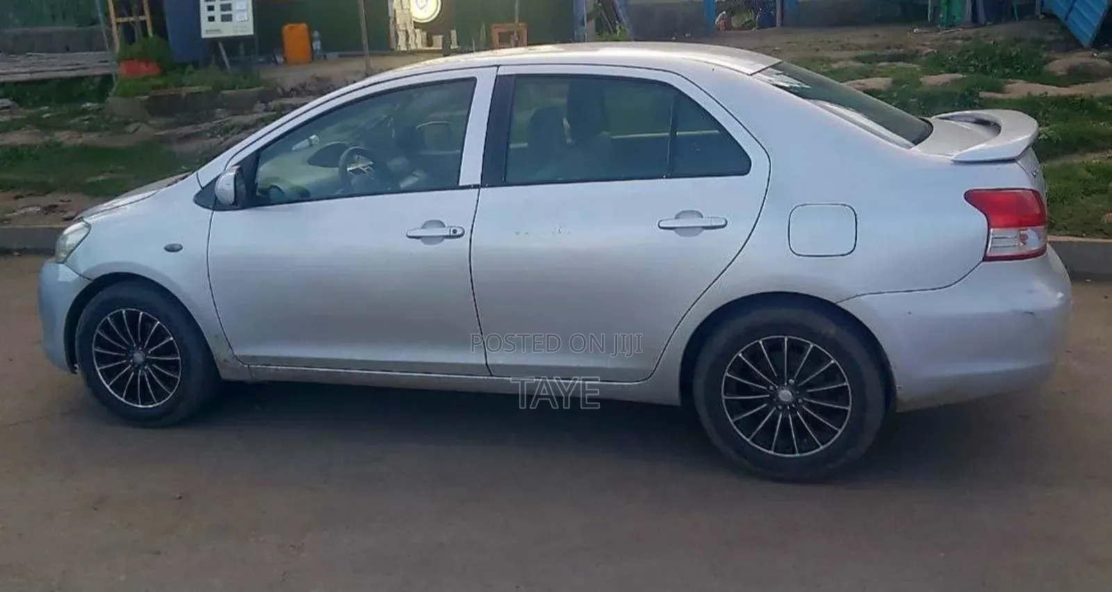 Toyota Yaris 2011 Silver