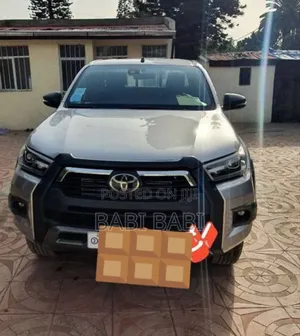 Photo - Toyota Hilux 2022 Silver