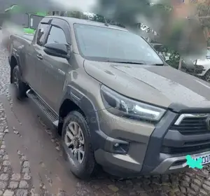 Photo - New Toyota Hilux 2022 Gray