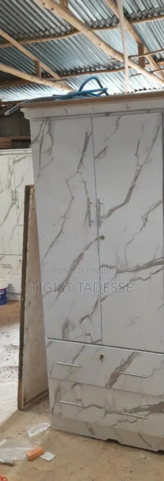 Cupboard 80cm ላምኔት መሀል ለይ አካፋይ እና መደርደሪያ ያለው