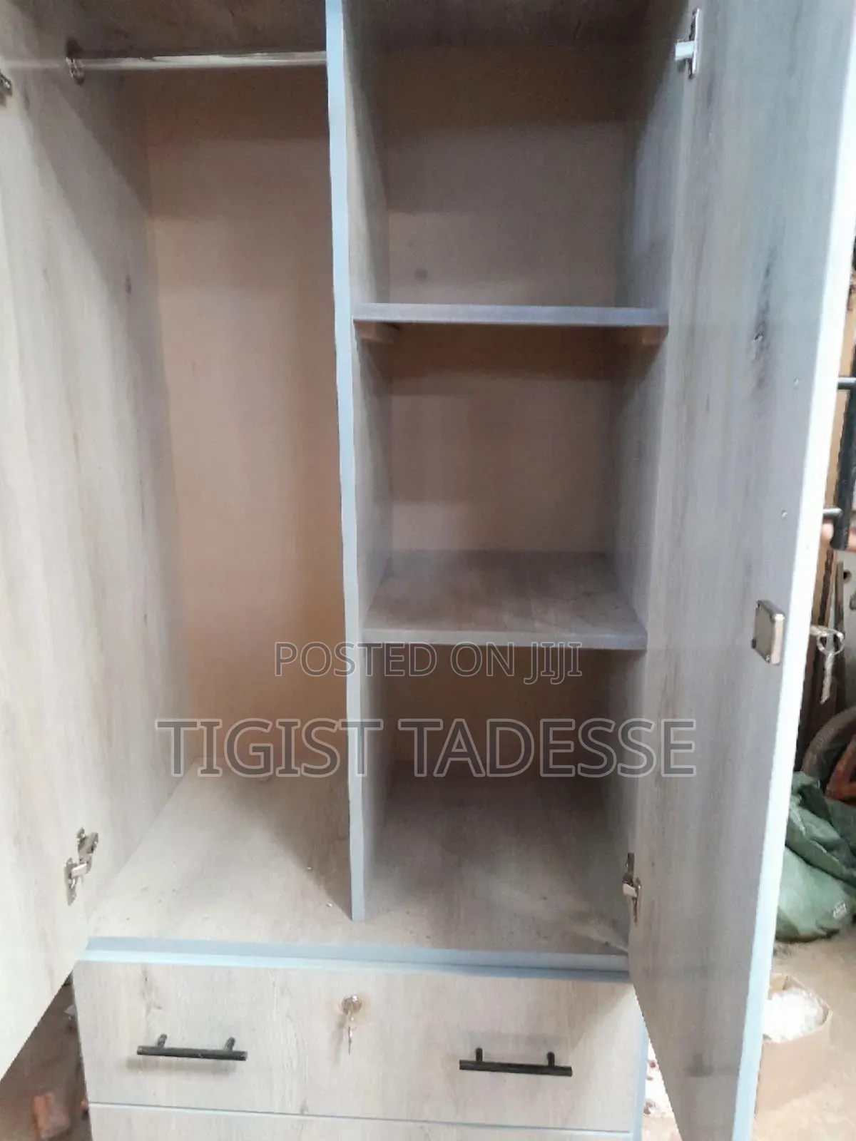 Cupboard 80cm ላምኔት መሀል ለይ አካፋይ እና መደርደሪያ ያለው