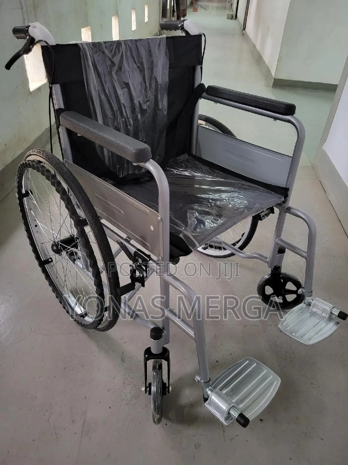 ባለቤልት Wheelchair/Foldable-Solid Tire/Non Inflatable
+Modern