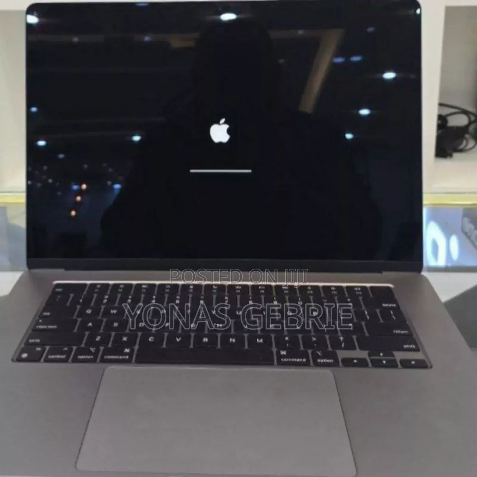 New Laptop Apple MacBook 8GB Apple M2 Ultra SSD 256GB