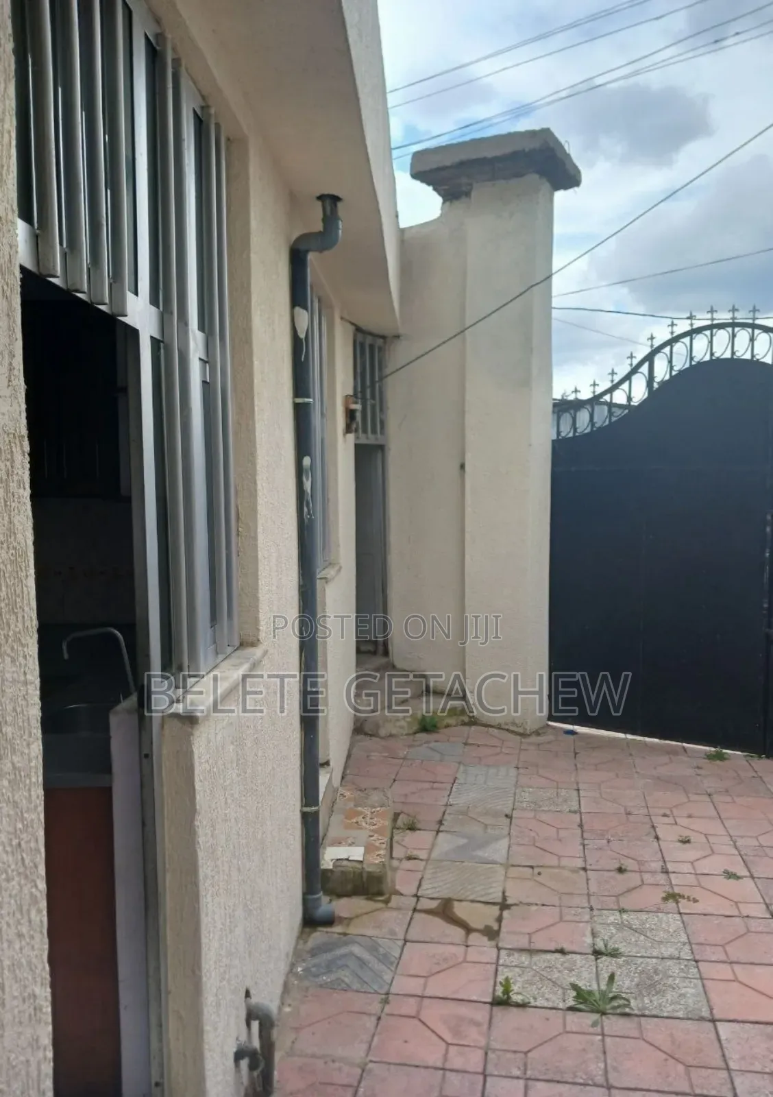 3bdrm House in Goro Yerer, L-Shape, Bole for sale