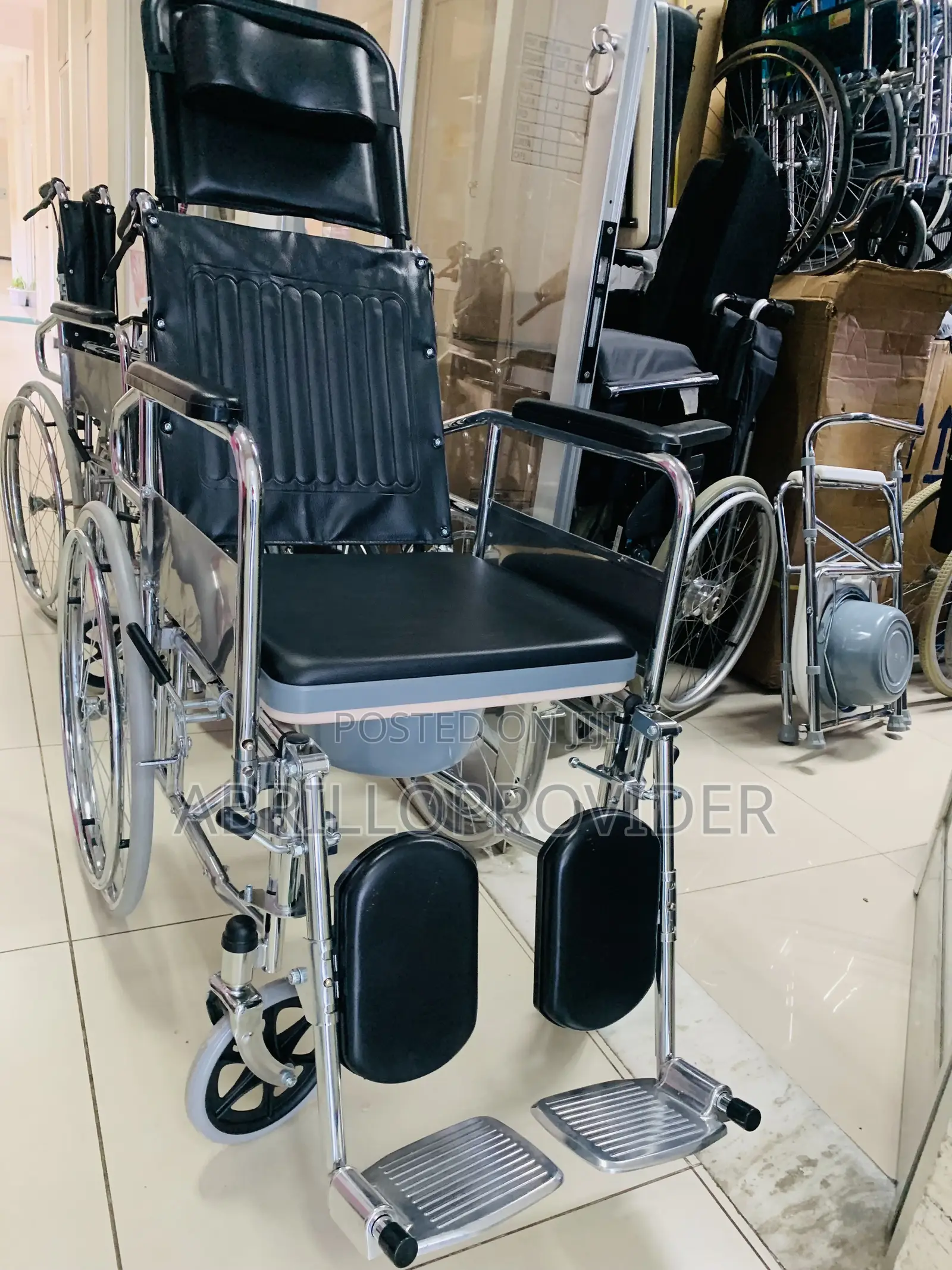 New Packed Toilet Wheelchair Capacity of 150 Kg Wheelchair