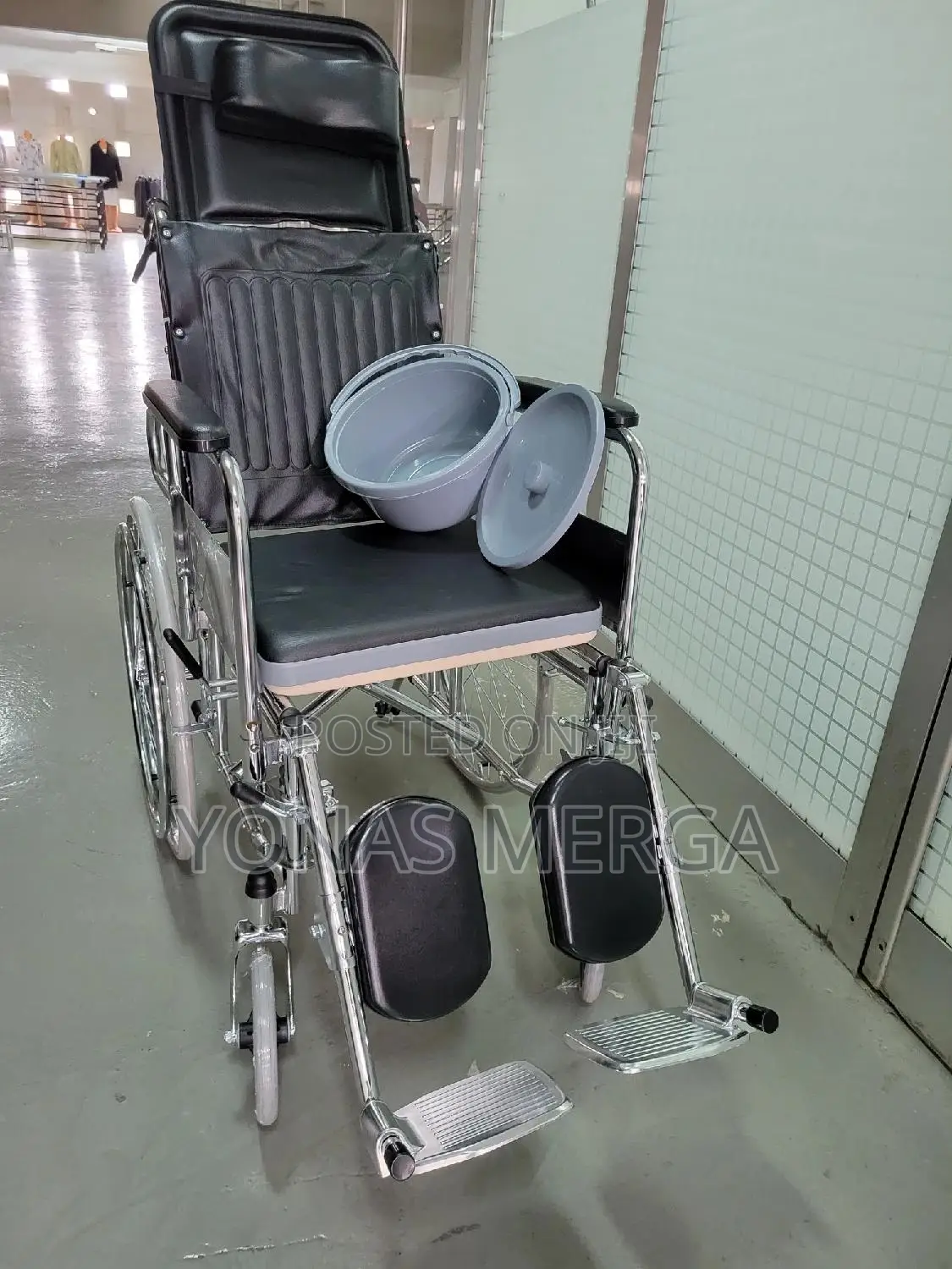High Back Foldable Commode Wheelchair/Solid Front Caster