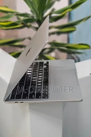 New Laptop Apple MacBook Pro 2022 M2 24GB Apple M2 SSD 2T