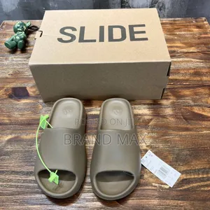 Photo - Adidas Yeezy Slides Master Quality