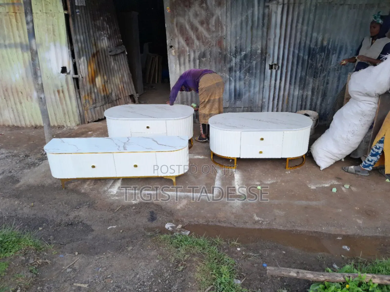 ቴሌቭዥን ማስቀመጫ እና የሶፋ ጠረጴዛ