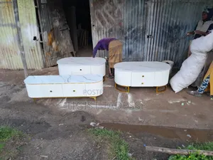 Photo - ቴሌቭዥን ማስቀመጫ እና የሶፋ ጠረጴዛ