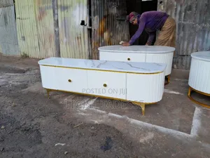 ቴሌቭዥን ማስቀመጫ እና የሶፋ ጠረጴዛ