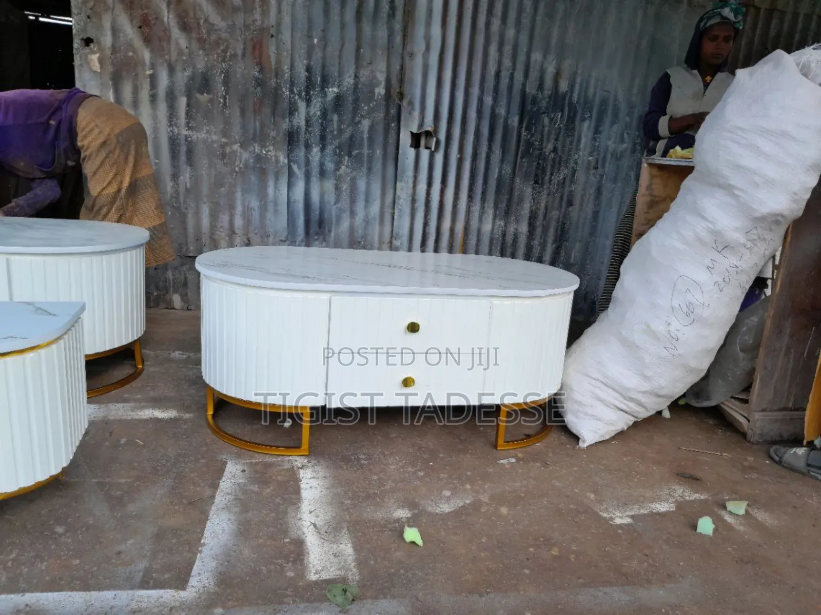 ቴሌቭዥን ማስቀመጫ እና የሶፋ ጠረጴዛ