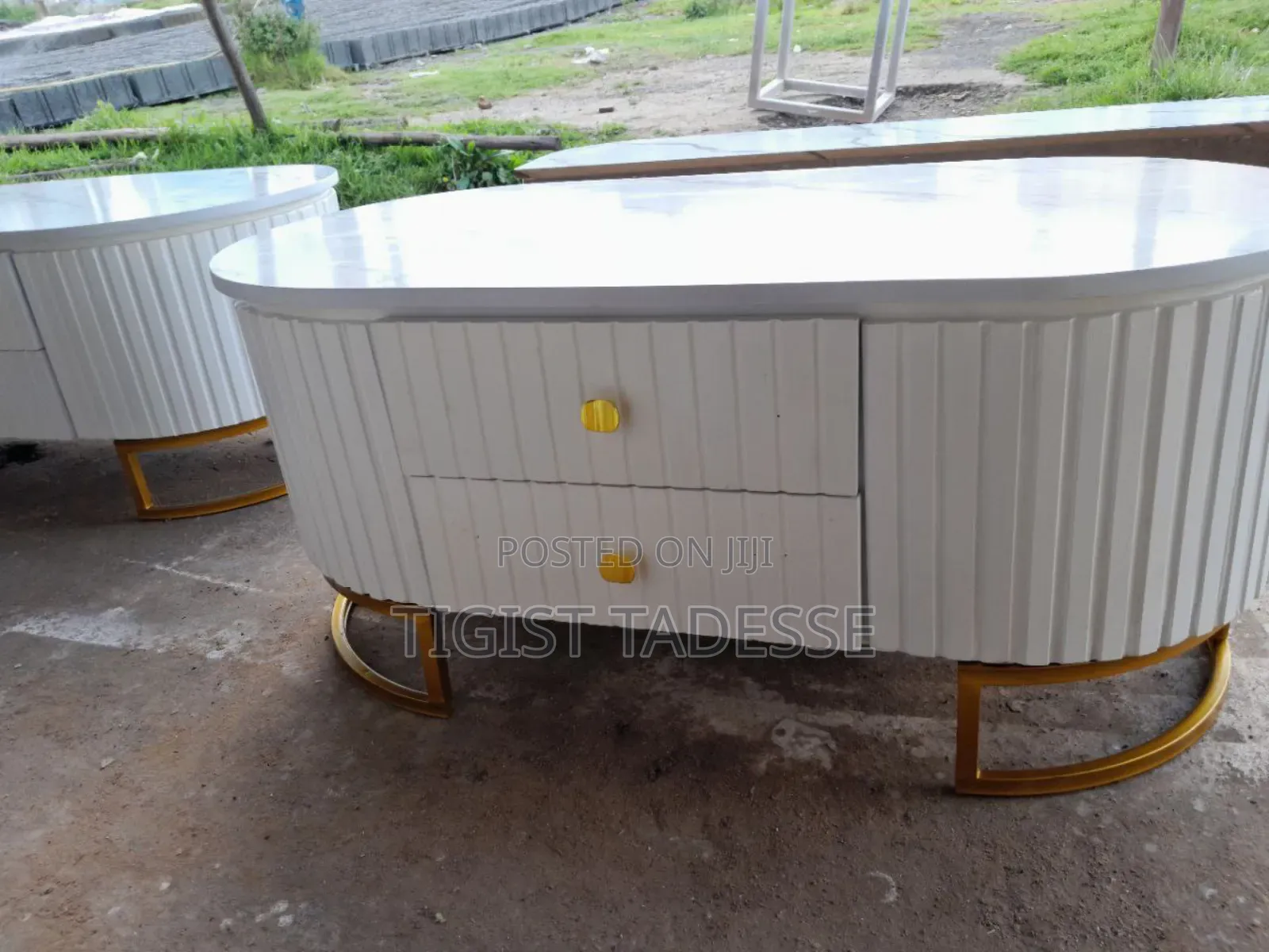 ቴሌቭዥን ማስቀመጫ እና የሶፋ ጠረጴዛ