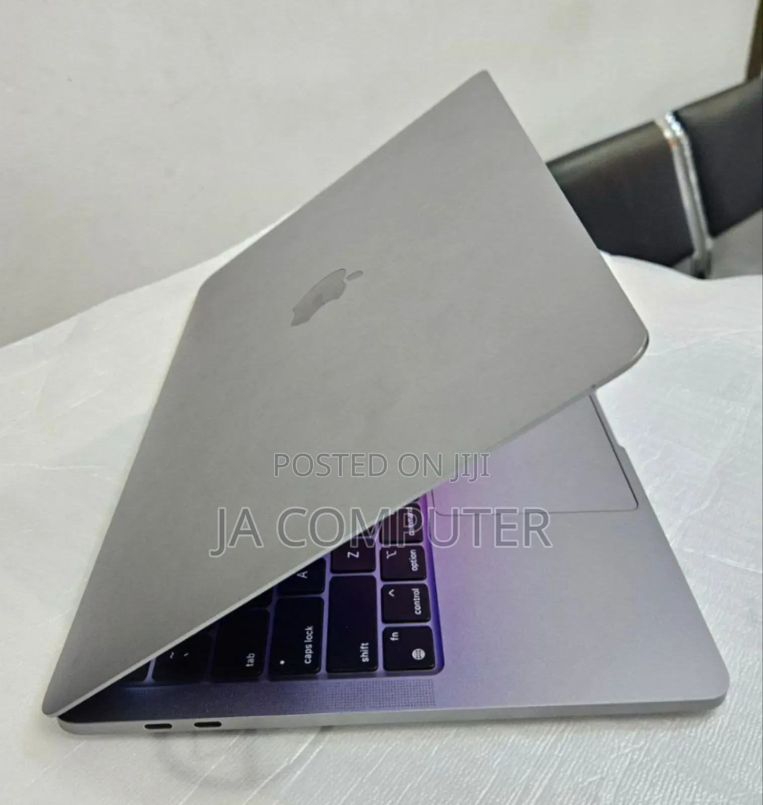 New Laptop Apple MacBook Pro 2020 M1 8GB Apple M1 SSD 512GB