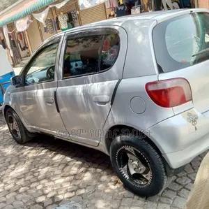 Toyota Vitz 2000 Silver