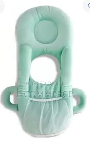 ልጆች በጀርባቸዉ ተኝተዉ ጡጦ ለመጥባት