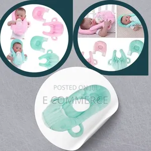 Photo - ልጆች በጀርባቸዉ ተኝተዉ ጡጦ ለመጥባት