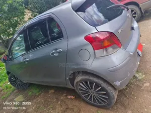 Toyota Yaris Base Sedan 4dr 2010 Silver