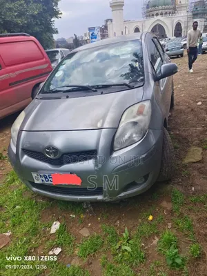 Photo - Toyota Yaris Base Sedan 4dr 2010 Silver